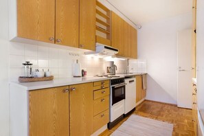 Kjøleskap, mikrobølgeovn, kokeplater og oppvaskmaskin