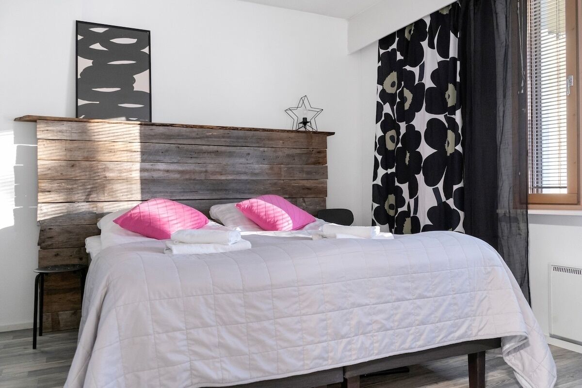 2 bedrooms, internet, bed sheets