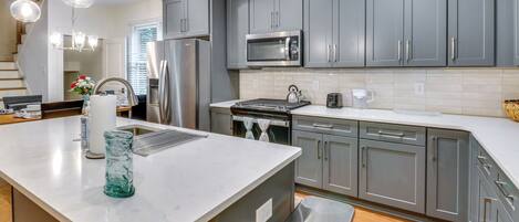 Fridge, microwave, stovetop, dishwasher