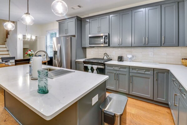 Kjøleskap, mikrobølgeovn, kokeplater og oppvaskmaskin