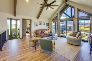 تلفزيون، مدفأة، كُتُب