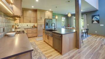 Fridge, microwave, stovetop, dishwasher