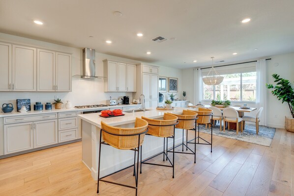 Fridge, microwave, stovetop, dishwasher