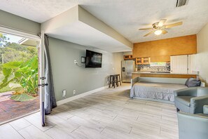 A modern living space with a kitchen, a dining area, and a seating area. - Angler’s Escape w/ River Access: JAX Townhome (Jacksonville)