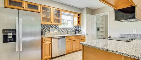 Een koelkast, een microgolfoven, een kookplaat, een vaatwasser