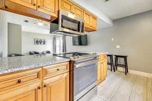 Fridge, microwave, stovetop, dishwasher - Angler’s Escape w/ River Access: JAX Townhome (Jacksonville)