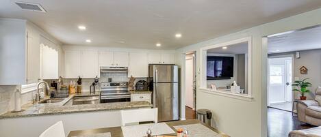 Geladeira, micro-ondas, cooktop, lava-louças