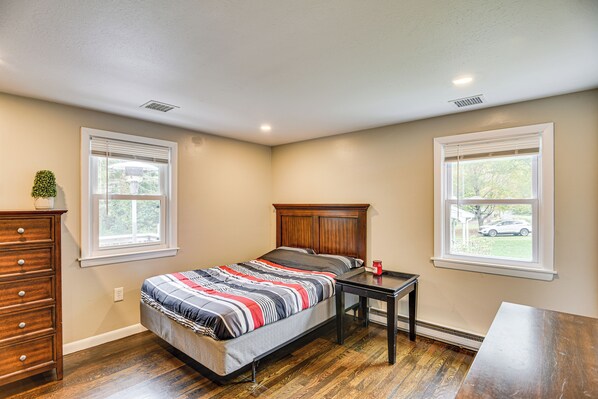 Escritorio, tabla de planchar con plancha, internet y ropa de cama 