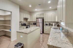 Refrigerador, microondas, parrilla de estufa y lavavajillas 