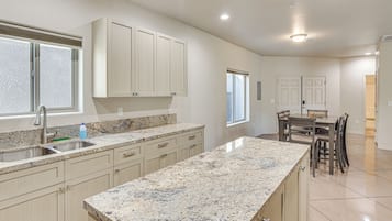 Réfrigérateur, four à micro-ondes, surface de cuisson, lave-vaisselle