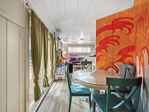 Dining - Modern & Bright Escape: Mins Beach, Pool, Hot Tub! (Sarasota)