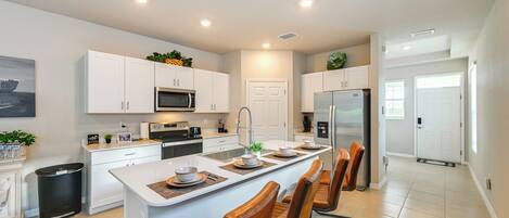 Refrigerador, microondas, placa de cocina, lavavajillas