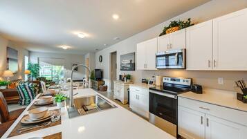 Fridge, microwave, stovetop, dishwasher