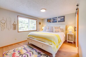 2 bedrooms, travel crib, internet, bed sheets