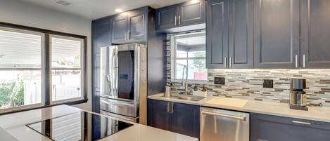 Fridge, microwave, stovetop, dishwasher