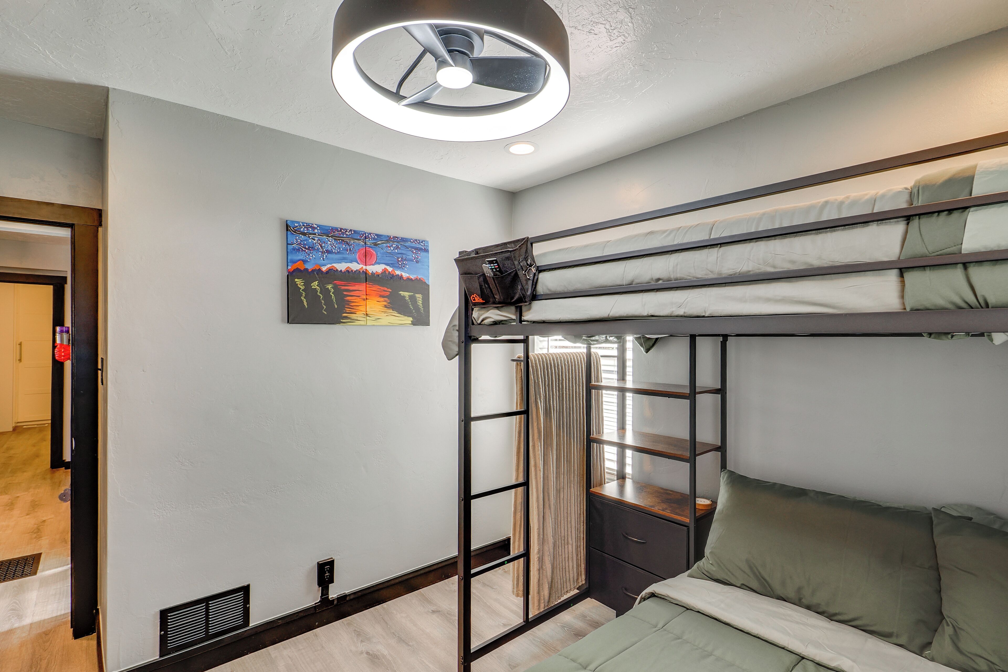 3 bedrooms, iron/ironing board, travel cot, Internet