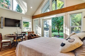 Skrivebord, internettilgang og sengetøy