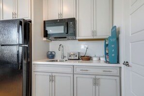 ثلاجة، ميكروويف، موقد طهي مسطح، ماكينة لصنع القهوة/الشاي