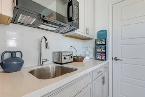 Refrigerador, microondas, parrilla de estufa y cafetera y tetera