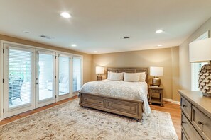3 bedrooms, desk, internet, bed sheets - Spacious Kentucky Lake Escape w/ Dock & Views (Benton)