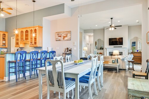 'Sunset Central' - Lake Norman Getaway with Dock