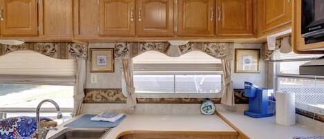 Cafetera y tetera y utensilios de cocina