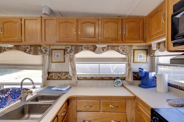 Coffee/tea maker, cookware/dishes/utensils - 2 Mi to Lake Guntersville: Peaceful Camper Home (Langston)