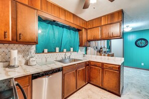 Jääkaappi, mikroaaltouuni, liesi, astianpesukone