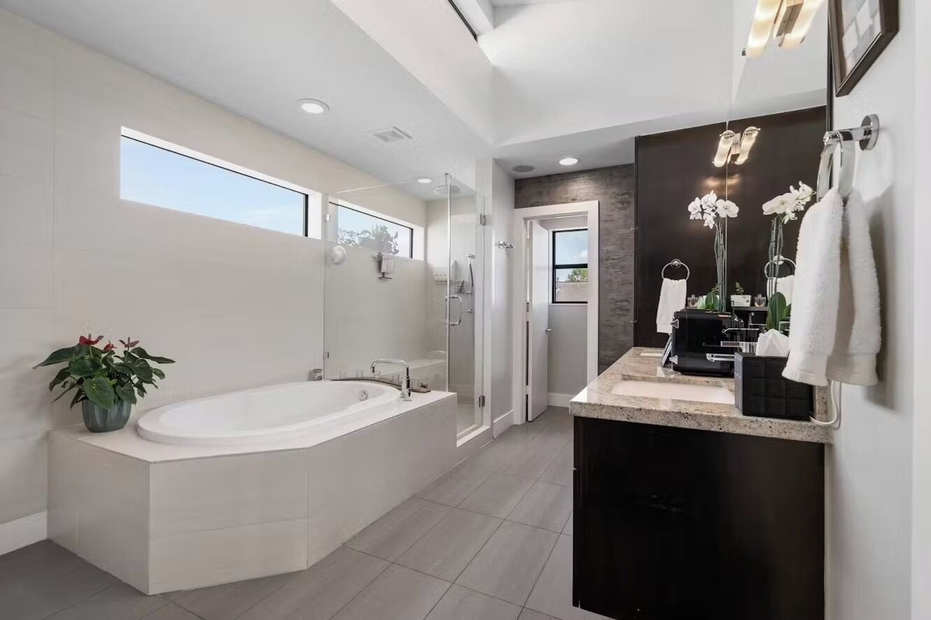 Baignoire à remous, séchoir à cheveux, bidet, serviettes fournies