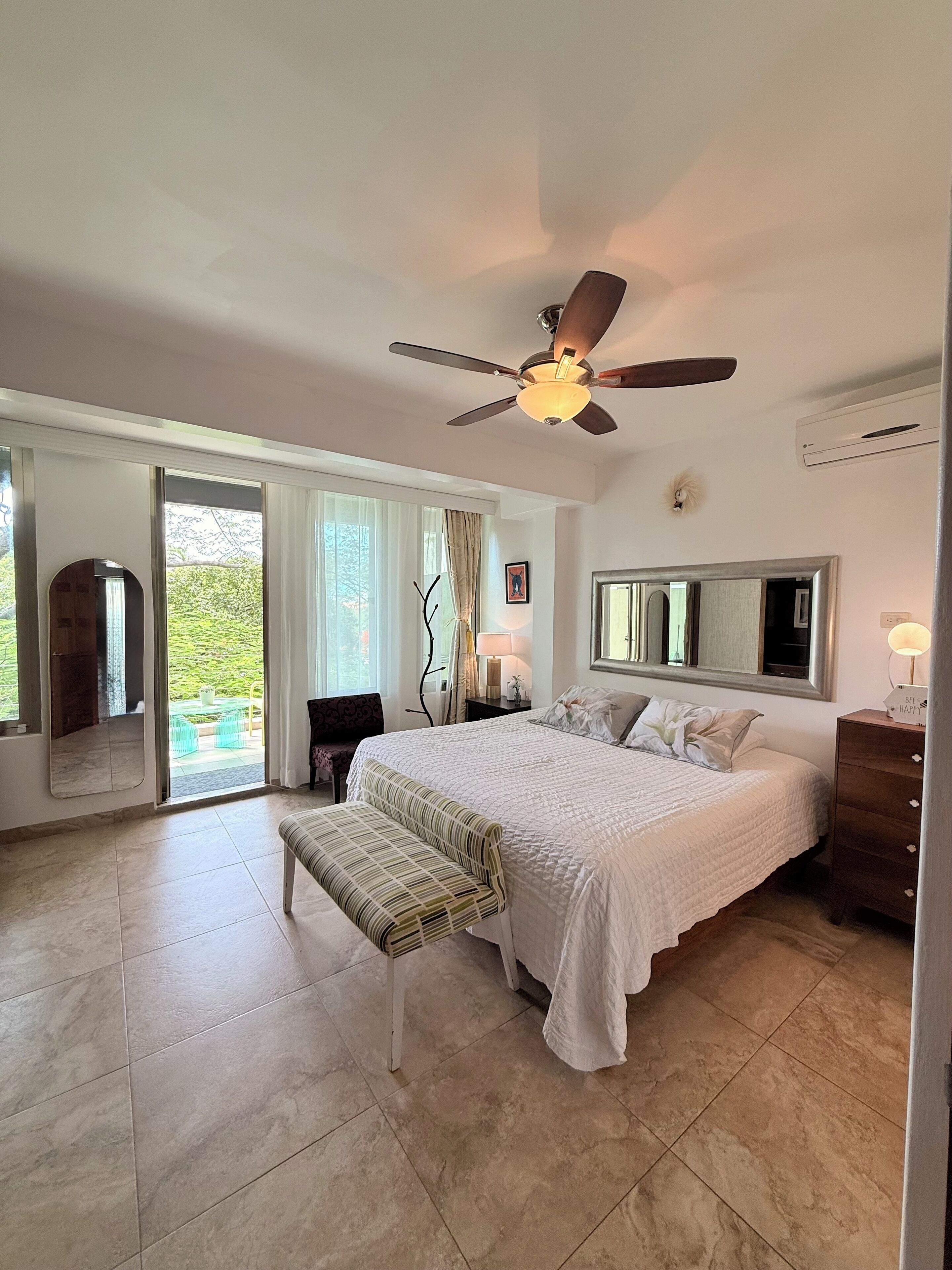 3 chambres, fer et planche à repasser, Wi-Fi, draps fournis