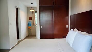 Classic-Apartment, Balkon, Gartenblick | Zimmersafe, laptopgeeigneter Arbeitsplatz, Verdunkelungsvorhänge