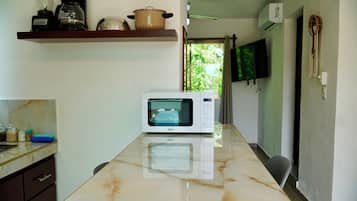 Classic Apartment, 1 Double Bed, Balcony, Garden View | Private kitchen