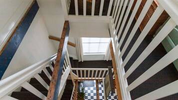 Peti besi dalam bilik, langsir/tirai gelap terus