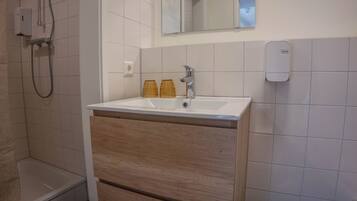 Economy Double Room | Bathroom | Shower, hair dryer, towels, soap