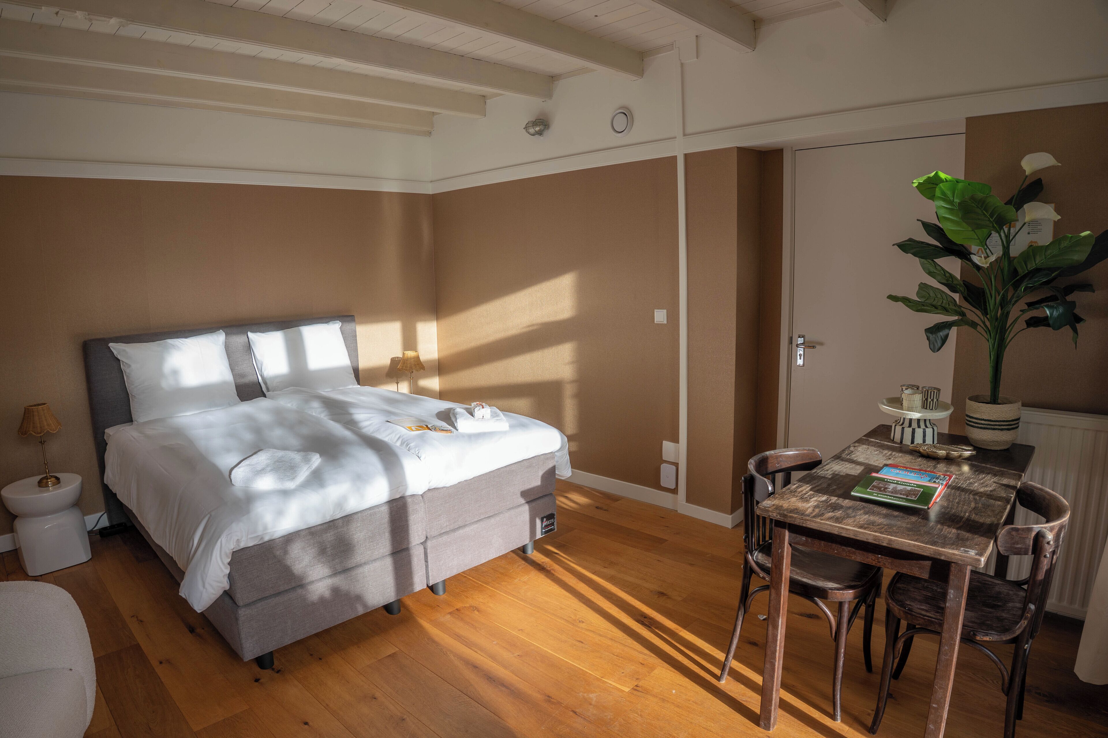 خزنة داخل الغرفة وستائر تعتيم ومكواة/لوح كي وواي فاي مجانًا