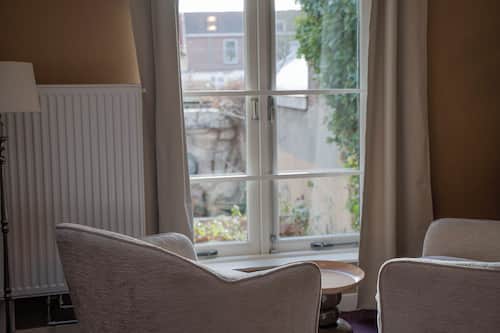 Zimmersafe, Verdunkelungsvorhänge, Bügeleisen/Bügelbrett