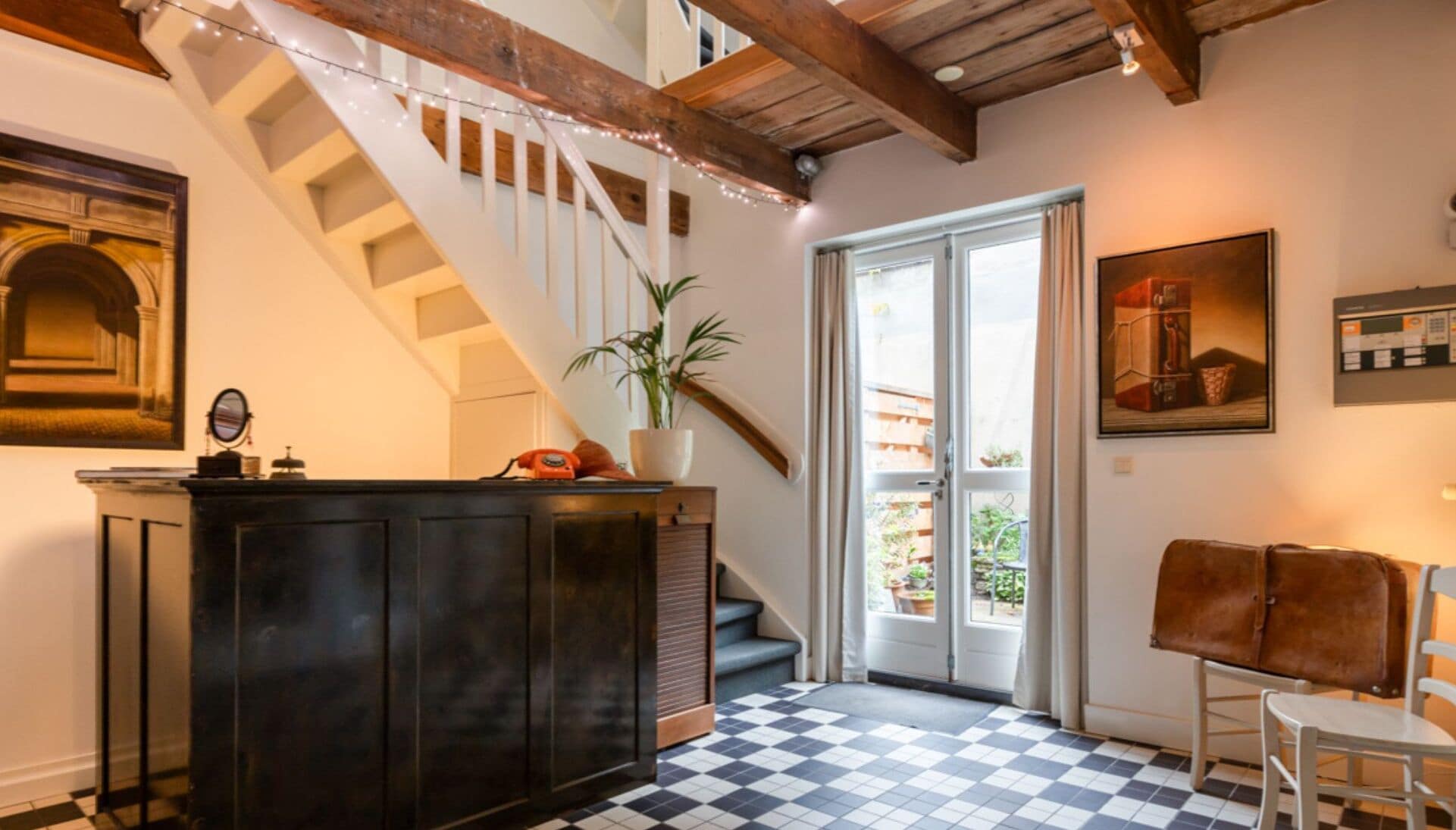 Een douche, een haardroger, handdoeken, zeep