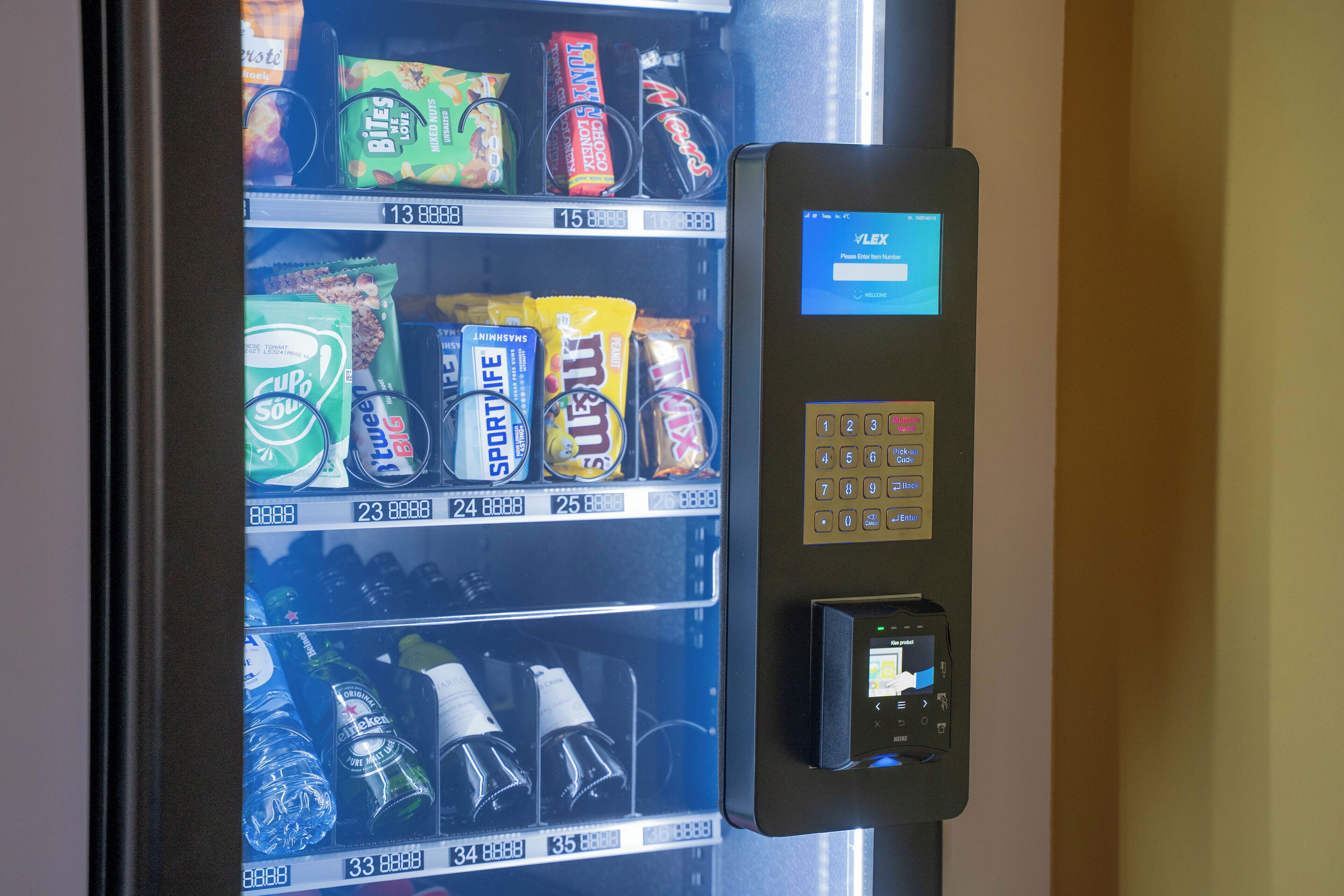 Een automaat met snacks en drankjes.