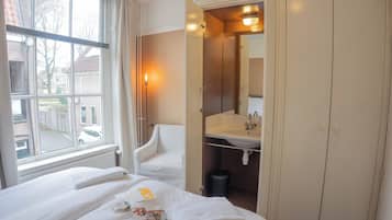 Basic Double Room | In-room safe, blackout curtains, iron/ironing board, free WiFi