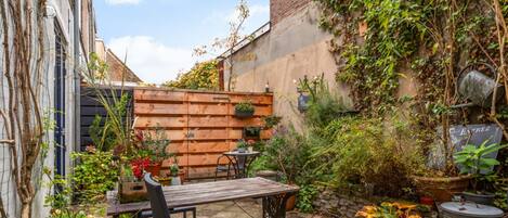 Safe på rommet, blendingsgardiner og strykejern/-brett