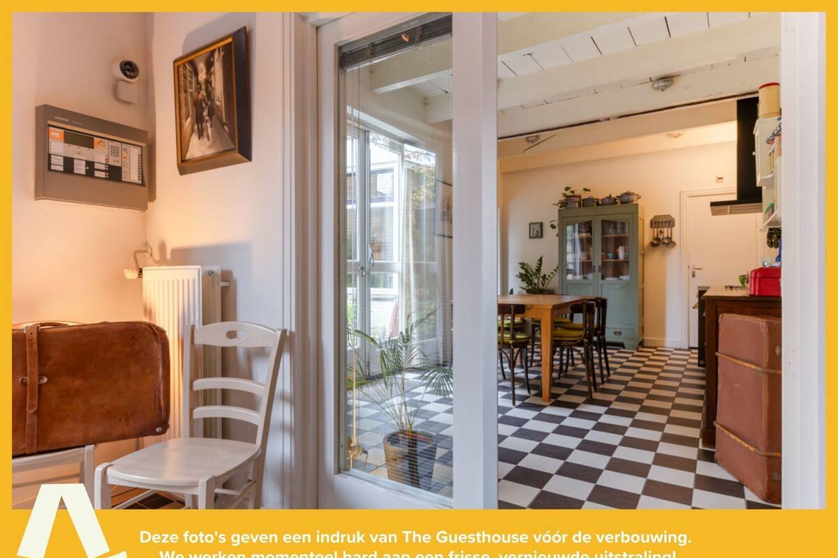 Una cassaforte in camera, tende oscuranti, ferro/asse da stiro