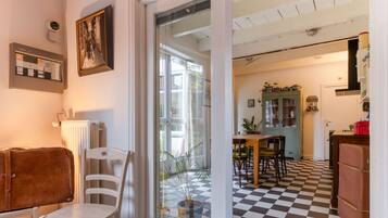 Peti besi dalam bilik, langsir/tirai gelap terus