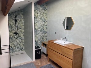 Shower, jetted bath, hair dryer, towels