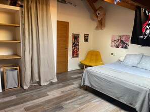 3 bedrooms, desk, iron/ironing board, free WiFi