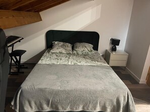 3 bedrooms, desk, iron/ironing board, free WiFi