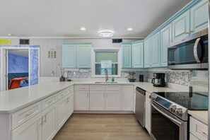 Microondas, horno, placa de cocina, lavavajillas