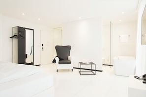 1 dormitorio, tabla de planchar con plancha, Internet y ropa de cama