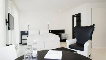 1 bedroom, iron/ironing board, internet, bed sheets