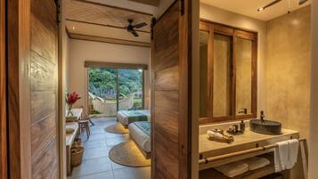 Un baño moderno con un espejo grande, muebles de madera y un lavabo redondo.