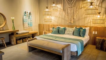Un dormitorio moderno con una cama de madera, un banco, una mesita de noche y una lámpara colgante.